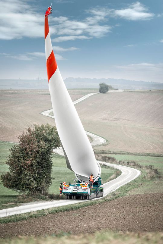 Sicher durch die Kurven: Das Team um Björn Feddermann manövriert den Rotorblatttransport auf dem Weg zum Windpark Olsbrücken in Rheinland-Pfalz.(Bild:  TII Scheuerle)