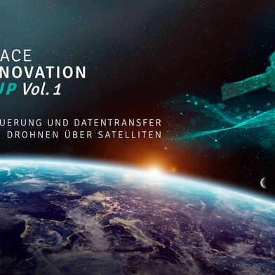 Space Innovation Cup 2026: Der Space Innovation Cup ist ein mehrphasiger Innovationswettbewerb des Space Innovation Hubs der Deutschen Raumfahrtagentur im DLR. Er wird durch das Bundesministerium für Forschung, Technologie und Raumfahrt (BMFTR) initiiert und finanziert. Er besteht aus Auswahlrunden, Pitchformaten und einer phasenweisen Finanzierung. Der Cup wird 2026 erstmals ausgeschrieben. Der Wettbewerb fördert Ideen zur Steuerung von Drohnen per Satellit. (Bild: DLR)