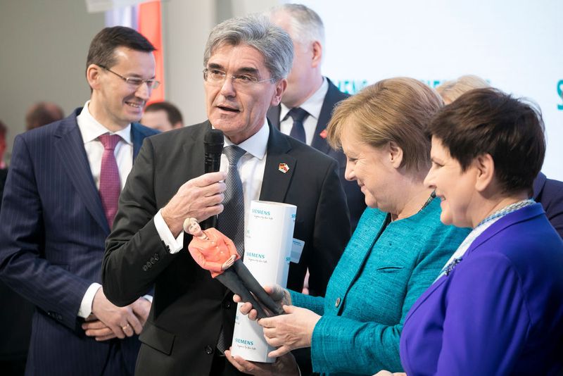 Die Kanzlerin bei ihrem Rundgang über die Messe (MICHAELHECK-FOTOGRAFIE.DE)