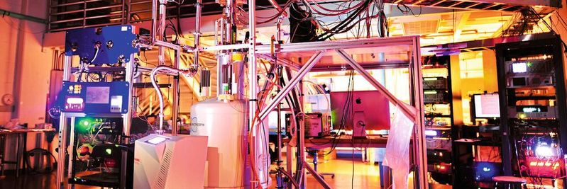 Blick nach Seattle: Während sich die Mainzer Project-8-Gruppe auf die Entwicklung atomarer Quellen konzentriert, wurden in USA bereits erste Prototypen des Experiments aufgebaut. Das hier gezeigte Gerät ist das zweite, das die Kollaboration gebaut hat, und das erste, in dem Tritium verwendet wird. Blick nach Seattle: Während sich die Mainzer Project-8-Gruppe auf die Entwicklung atomarer Quellen konzentriert, wurden in USA bereits erste Prototypen des Experiments aufgebaut. Das hier gezeigte Gerät ist das zweite, das die Kollaboration gebaut hat, und das erste, in dem Tritium verwendet wird.