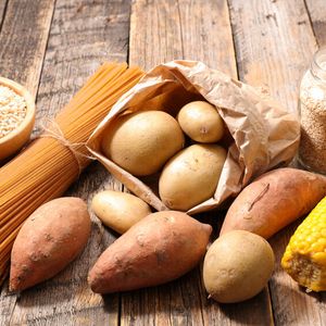 Die bösen Kohlenhydrate? Vollkornnudeln gelten als gesünder, doch warum eigentlich? Unser Körper baut kurzkettige Kohlenhydrate schneller ab. Dadurch rast der Blutzuckerspiegel in die Höhe und der Körper bekommt schlagartig Energie. Es folgt ein rasanter Abfall. Vollkornprodukte oder Kartoffeln enthalten langkettige Kohlenhydrate. Der Körper braucht länger, um diese aufzuspalten, und die Energie wird nur schrittweise freigesetzt. Die Müdigkeit bleibt aus und die Konzentration bleibt.(Bild:  M.studio - stock.adobe.com)