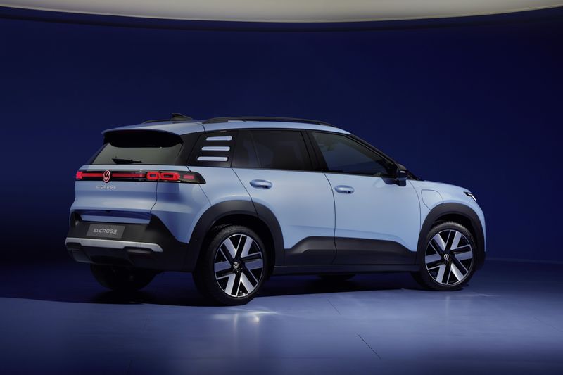 Am Heck gibt es ein LED-Leuchtenband. (Bild: Volkswagen)