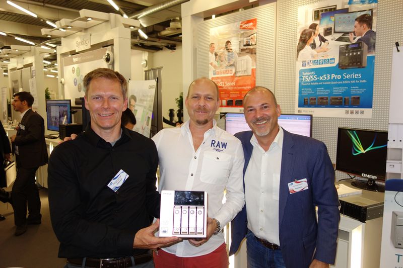 Bei den Jungs gibt es immer Power (v. l.): Mathias Fürlinger, QNAP, Christian Pirch und Fulvio Innocente, CyberPower (Bild: IT-BUSINESS)