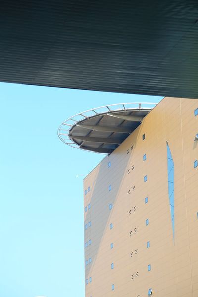 Vu à l'EMO 2015, il semblerait que cela soit un héliport posé délicatement au sommet d'un immeuble faisant partie du complexe d'exposition de Fiera Milano. (Image: JR Gonthier)