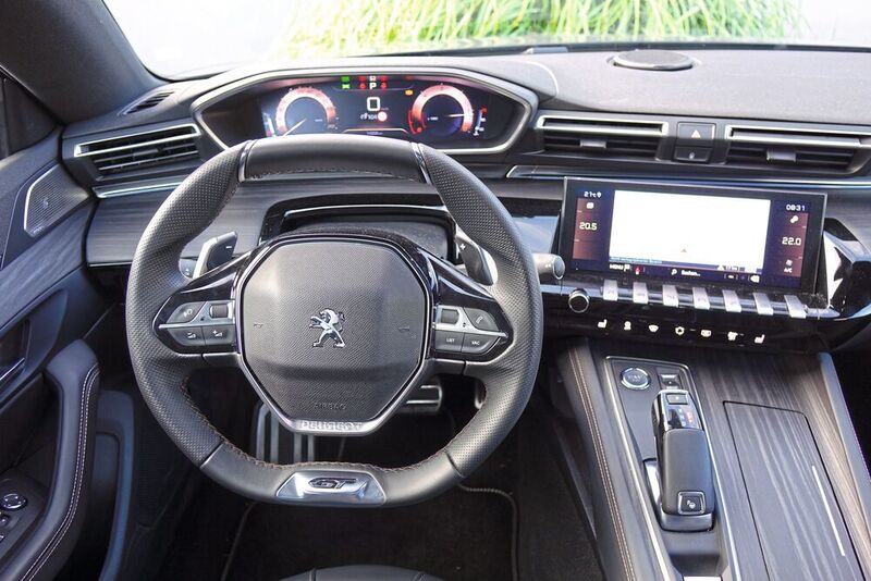 Das Digital-Cockpit und der Zehn-Zoll- Touchscreen sind von Leder, Echtholz sowie Klavierlack und Aluminium umgeben.  (Jens Scheiner/»Automobil Industrie«)