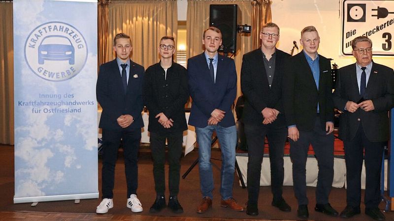 Die Innung des Kraftfahrzeughandwerks für Ostfriesland sprach insgesamt 88 Kfz-Mechatronikerinnen und -mechatroniker frei und erhob sie in Aurich feierlich in den Gesellenstand. Hier die frisch ausgelernten Kfz-Mechatroniker aus dem Raum  Wittmund, denen Obermeister Lothar Freese (r.) zur bestandenen  Gesellenprüfung gratulierte. (Bild: HWK/J. Stöppel)