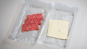 Was man diesem Bild respektive der Verpackungsfolie nicht ansieht, ist, dass sie aus recyceltem Kunststoff besteht, der dazu auch effektiv dekontaminiert werden konnte. Am Fraunhofer ICT hat man damit Forschungen betrieben und auch den Brandschutz im Bahnverkehr verbessern können. (Bild: Fraunhofer ICT)