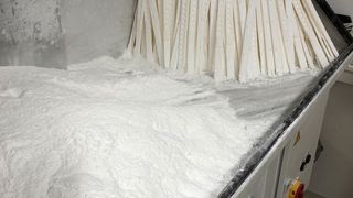 Wenn die Stirnbänder gerade und nicht gebogen gedruckt werden, lässt sich der Output pro Druckprozess vervielfachen. (Fraunhofer IML)