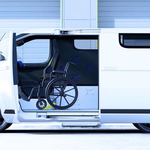 Rollstuhlfahrern soll der Zugang ins Fahrzeug erleichtert werden.(Bild:  Toyota)