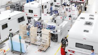 Mit AR ist ein Caravan-Hersteller in der Lage, neue Varianten sofort am Band zu produzieren. (Bild: LMC Caravan)