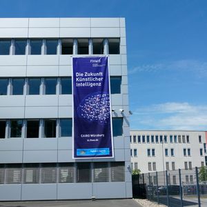 Von außen kündet ein Banner vom Forschungsauftrag des CAIRO.(Bild:  KBS)