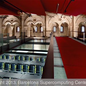 MareNostrum (lateinisch für „unser Meer“, eine alte Bezeichnung für das Mittelmeer) ist ein Supercomputer an der Universitat Politècnica de Catalunya in Barcelona. Der IBM-Cluster ist in eine säkularisierte Kapelle eingebaut und von hohen Glaswänden umgeben.(Bild:  Barcelona Supercomputing Center - BSC)