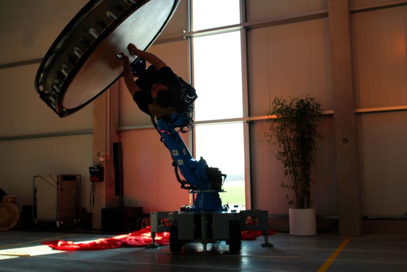 Nach der Pflicht kam die Kür: ein Yaskawa-Roboter in einer etwas anderen Anwendung. (Sonnenberg)