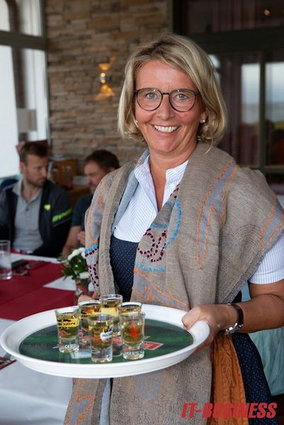 Jetzt gehen wir zum lockeren Teil über: Stephanie Steen verteilt den ersten Schnaps des Abends. (Bild: Vogel IT-Medien GmbH)