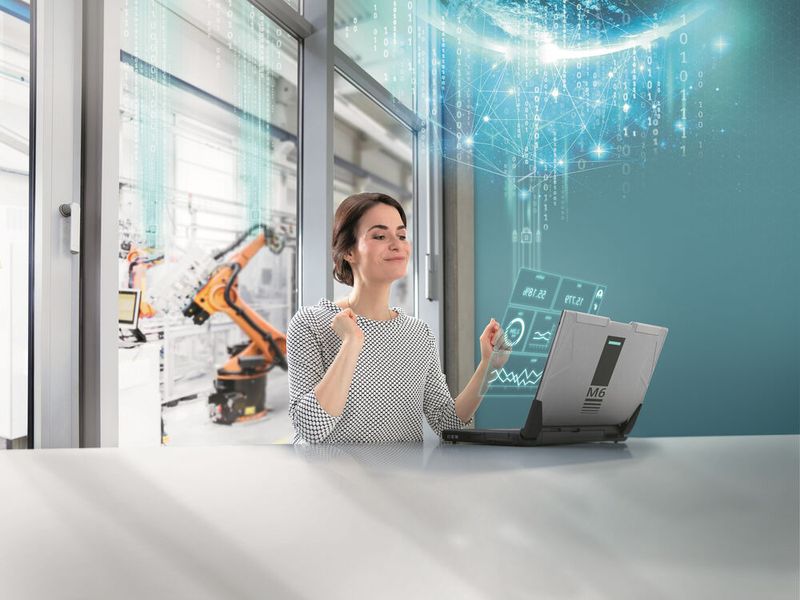 Mit dem neuen CloudConnect-Portfolio vereinfacht Siemens den Datentransfer innerhalb des IIoT (Industrial Internet of Things) zu cloudbasierten Lösungen. Dazu bietet Siemens (Hannover Messe 2019, Halle 9, Stand D35) den neuen Kommunikationsprozessor Simatic CP 1545-1, der für den Einsatz mit Simatic S7-1500 in modernen Automatisierungsumgebungen konzipiert ist. Für die Cloud-Anbindung von Bestandsanlagen bringt Siemens zudem das neue Industrial IoT-Gateway Simatic CloudConnect 7 auf den Markt. Mit CloudConnect können Anwender die Vorteile cloudbasierter Datenanalysen noch einfacher nutzen, um beispielsweise durch Auswertung der Daten im Rahmen von Predictive Maintenance die Verfügbarkeit von Maschinen zu erhöhen – oder als Maschinenbauer neue Vermarktungsmodelle wie Pay-per-Use-Modelle anzubieten. Anstatt jeden einzelnen Sensor an die Cloud anzubinden, lassen sich mit der Simatic S7-1500 Felddaten aggregieren und bei Bedarf mit zusätzlichen prozessrelevanten Informationen verknüpfen. Der CP 1545-1 übermittelt diese dann an die Cloud-Plattform.  (Bild: Siemens)