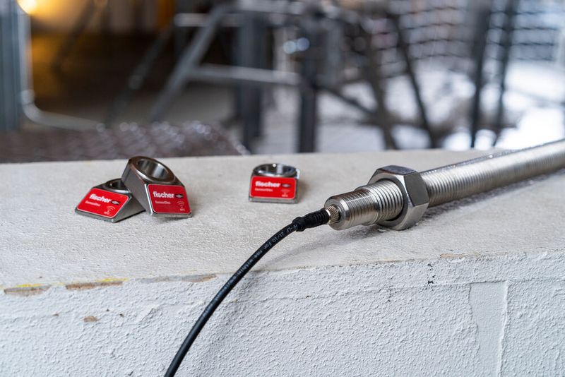 Innovation mit starker Zukunftsaussicht: Structural Health Monitoring (SHM) ist ein wachsender Trend in der Baubranche, angetrieben durch technologische Fortschritte und den Anspruch an einen sicheren, nachhaltigen und wirtschaftlichen Bauwerksbe-trieb. Mit seiner Sensorik-Innovation Construction Monitoring spielt der Befestigungsexperte fischer hier ganz vorne mit – jetzt auch im Pilotbetrieb im «blue fire Megacoster» des Europa-Parks. Die SensorDisc und der SensorAnchor (Bild) komplettieren zusammen mit dem SensorBolt das Portfolio an sensorintegrierten fischer Produkten. (Bild: fischerwerke)