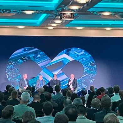 Sean Redmond, President von Silicon Catalyst Europe, AJ Incorvaia, SVP & General Manager im Bereich elektronische Baugruppen, Abhi Kolpekwar, SVP & General Manager für die Verifikationssparte rund um die Questa-Produktfamilie, und Geoff Lee, VP EMEA Sales bei Siemens EDA. (Bild: VCG)