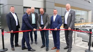 (v. l.) Vitalis Hirsch, Regionalleiter Vertrieb Jaguar Land Rover Deutschland, Josef Taibi, Manager Dealer Development Jaguar Land Rover Deutschland, Erwin Duscher, Filialleiter After Sales AHG Donaueschingen, Severin Graf, Bürgermeister Donaueschingen, Alexander Kramer, Geschäftsführer Vertrieb AHG, und Uwe Wintermantel, Filialleiter Vertrieb AHG Donaueschingen. (Bild: AHG)