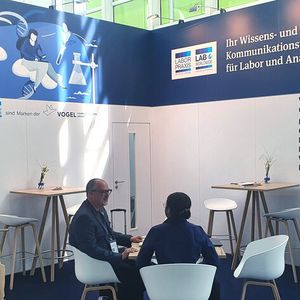 Auch die LABORPRAXIS ist vor Ort: Im Foyer der Halle 4.1, Stand A29(Bild:  LABORPRAXIS, Platthaus)