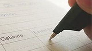 Das Formularpapier ist mit einem sogenannten Anoto-Muster versehen. Dieses Punktmuster wird vom Digipen erkannt. So kann das analoge Schriftbild digital aufgezeichnet werden. (Bild: DFKI)