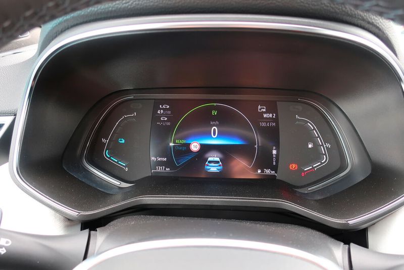 Das Display zeigt, in welchem Modus das Fahrzeug gerade unterwegs ist. (Bild: Simon/»kfz-betrieb«)