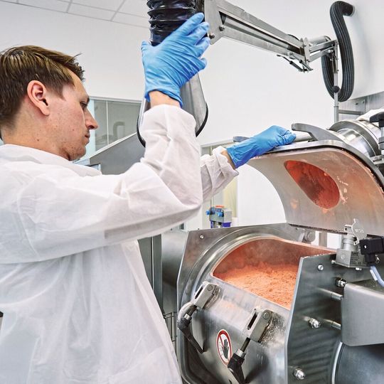 Die Herstellung von kosmetischen Puderprodukten erfordert ein schnelles, homogenes Durchmischen von mengenmäßig stark unterschiedlichen Komponenten. Die Herstellung von kosmetischen Puderprodukten erfordert ein schnelles, homogenes Durchmischen von mengenmäßig stark unterschiedlichen Komponenten.