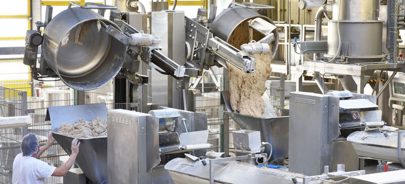 In Großbäckereien wird Teig gerührt, geknetet, befördert und geschnitten. Die Antriebskomponenten – ob elektrisch, hydraulisch oder pneumatisch – müssen dabei hohe Hygieneanforderungen erfüllen.