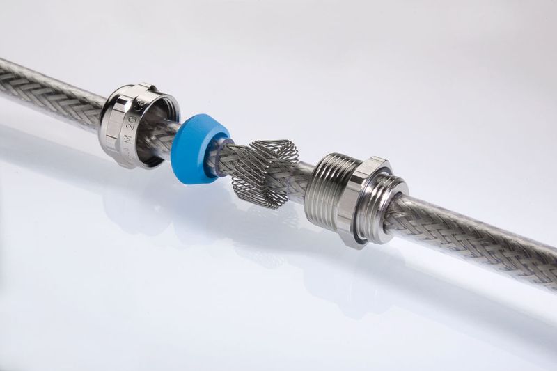 Bei der EMV-Kabelverschraubung blueglobe TRI kontaktiert die Triangelfeder das Kabelschirmgeflecht sicher um 360°, trennt die Kontaktierung von der Abdichtebene und ermöglicht höchste Dämpfungswerte von über 50 dB bis 2,5 GHz.  (Bild: Pflitsch)