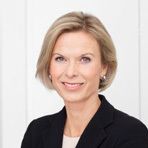 Titel, Name: Kathrin Mengesl Geburtsjahr, -ort: 1964 in Pritzwalk Funktion: Mitglied des Vorstands Firma: Henkel AG & Co. KGaA      Ausbildung:  1983-1988 Studium an der Pädagogischen Hochschule Potsdam/Diplomlehrerin     Berufliche Laufbahn:        1988-1990 Lehramtstätigkeit      1990-1999 zuletzt Abteilungsdirektorin Personal, Bankgesellschaft Berlin AG       1999-2005 Eintritt Henkel, Leitung Personal & Infrastruktur-Service Schwarzkopf Professional, Henkel Hamburg       2005-2006 Corporate Director Personal Kosmetik / Körperpflege, Henkel Düsseldorf       2006-2009 Corporate Senior Vice President Personal, Henkel Düsseldorf       seit Okt. 2011 Mitglied des Vorstands, zuständig für den Unternehmensbereich Personal        (Bild: Henkel)