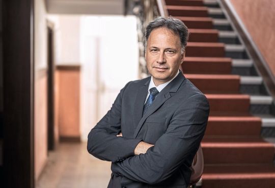 Mathias Dülfer ist seit 2018 Vorstandsvorsitzender der Gebr. Pfeiffer SE. Die Gebr. Pfeiffer SE, mit Hauptsitz in Kaiserslautern, ist ein führendes Unternehmen in der Entwicklung und Herstellung von Mahlanlagen und - technologien. Das Unternehmen wurde 1864 gegründet und ist bekannt für seine Lösungen in der Materialaufbereitung, insbesondere in den Bereichen Zement, Kohle, Kalk, Gips und Keramik.(Bild:  Gebr. Pfeiffer SE)