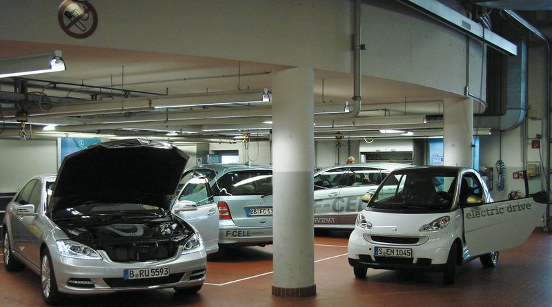 Für die Zukunft gerüstet: In einem speziellen Werkstattbereich werden Hybrid- und Elektrofahrzeuge gewartet. (Archiv: Vogel Business Media)