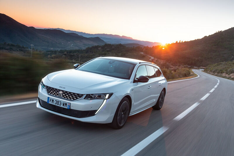 Ab sofort ist die elegant-sportliche Kombiversion des Peugeot 508 als Plug-In-Hybrid mit einem an der Steckdose aufladbarem Elektroantrieb zu haben. (Peugeot)