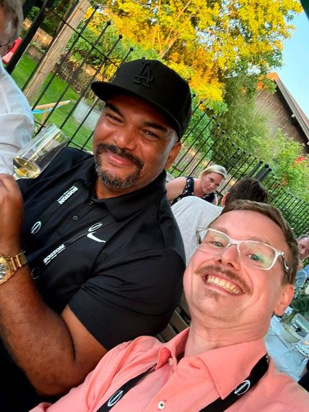 David Holliday (l., IT-BUSINESS) und Florian Fröhlich (Söldner Consult) genießen den gemütlichen Teil des Tages. (Bild: Boston)