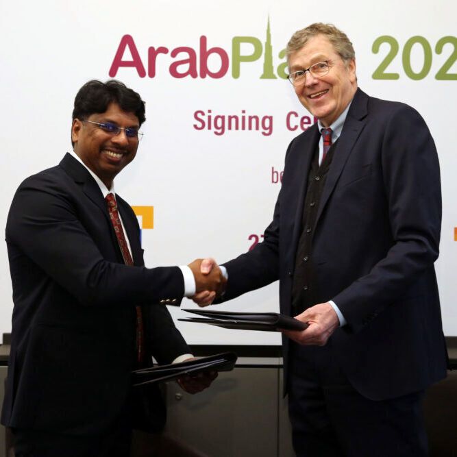 Arab Plast is part of the Global Gate service brand, which bundles Messe Düsseldorf's worldwide range of international platforms for the plastics and rubber industry.  (left: Nadhal Mohamed, General Manager, Al Fajer Information & Services, right: Erhard Wienkamp, Managing Director Operative Trade Fair Business, Messe Düsseldorf)