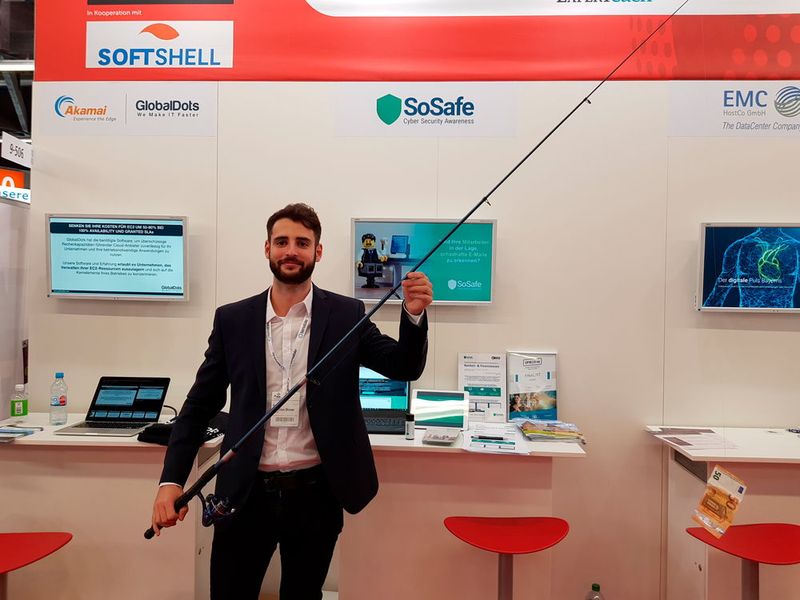 Sosafe  Sosafe ist ein junges Kölner Startup, das sich das Thema „Phishing Test und Training“ zur Aufgabe gemacht hat. Sosafe schult mit Hilfe von auf verschiedene Branchen zugeschnittenen E-Learnings  und bereitet so Firmen und deren Mitarbeiter auf Phishing-Attacken vor. Matthias Diener von Sosafe veranschaulicht das Thema „Phising“ mit Hilfe eines 50-Euro-Scheins den er sich geangelt hat.  Mehr Informationen unter 