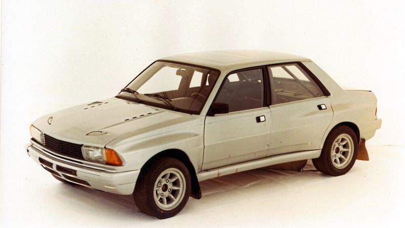 1981 konzipierte Peugeot für den Rallyesport eine Version des 305 mit V6-Motor. Diese kam allerdings nie zum Einsatz, da man sich auf den 1982 vorgestellten 205 fokussierte, der als Rallye-Weltmeister Geschichte schrieb.  (Peugeot)