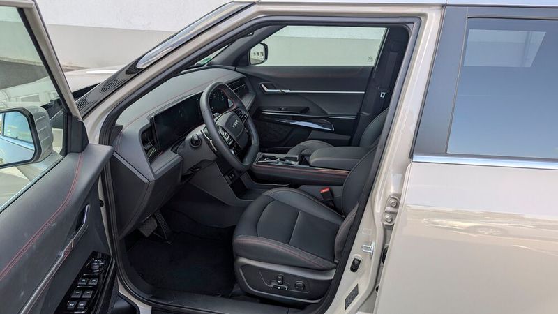 Sehr einladend wirkt dagegen der Blick in den Innenraum, den KGM großzügig beledert hat. Laut Preisliste ist es auch wirklich Leder und kein veganer Ersatzstoff. (Bild: Rosenow – VCG)