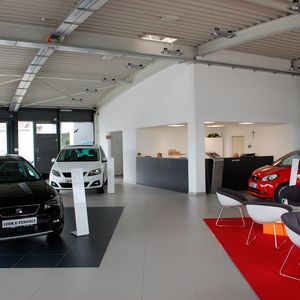 Innen ist das hangarförmige Gebäude gemäß der Seat-CI eingerichtet. Der Ausstellungsbereich ebenso ...(Bild:  Ostermaier)