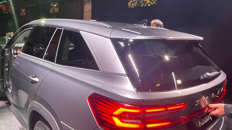 Das Dach wirkt, als würde es über dem Auto schweben. (Bild: Grimm – VCG)