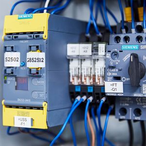 Sicherheitsschaltgeräte Sirius 3SK2 aus dem Sirius-Portfolio von Siemens lassen sich per Software parametrieren und sind damit flexibel anpassbar.(Bild:  Haver & Boecker oHG)