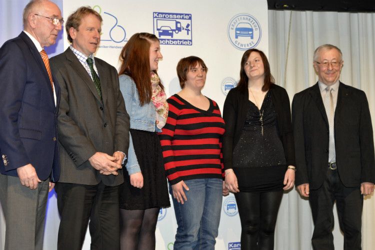 Weiblicher Charme: Gratulation den jungen saarländischen Kfz-Mechatronikerinnen. (Foto: Innung)