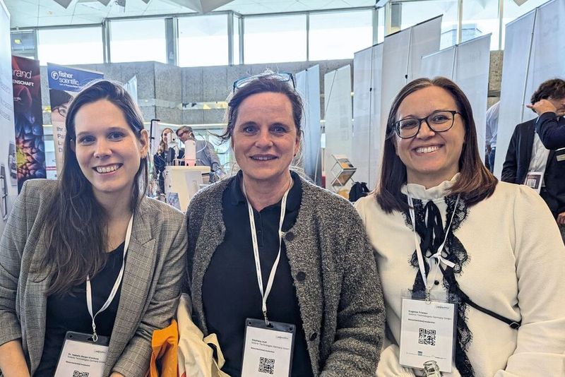 Besucherstimmen der LAB-SUPPLY Leverkusen 2025  Dr. Isabelle Berger-Erenburg, Stephany Hoff und Eugenie Friesen von Solenis Technologies:   Hoff: „Klein, überschaubar, gut aufgestellt. Die großen Marktplayer sind alle hier vertreten. Wir haben ein paar schöne Impressionen mitgenommen.“   Friesen: „Wir haben hier eine Firma entdeckt, die 3D-Druck zur Labororganisation mit Racks nutzt. Das war für uns neu und interessant.“   Berger: „Es gibt hier ein paar größere Firmen, die man kennt, aber auch einige neue Kleinigkeiten.“    Mehr Infos zu den kommenden LAB-SUPPLY-Messen finden Sie auf www.lab-supply.info (Bild: VCG – Lüttmann)