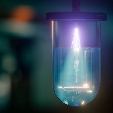 Das ist ein Licht, das Forschern vom Helmholtz-Zentrum Dresden-Rossendorf aufgegangen ist: Kaltes Plasma unter Atmosphärendruck! Es ist in der Lage, sogar die hoch stabilen PFAS zu zerlegen. Doch außer diesem Verfahren, gibt es ein weiteres, um PFAS den Garaus zu machen ... (Bild: HZDR / B. Schröder)