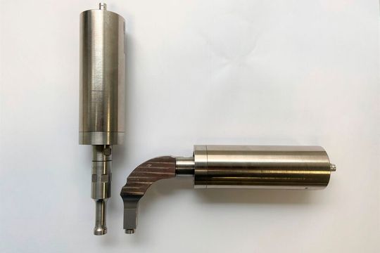Klassisches Schwinggebilde mit gerader Anordnung im Vergleich zu 90° Anordnung der „Banana-Sonotrode“ Klassisches Schwinggebilde mit gerader Anordnung im Vergleich zu 90° Anordnung der „Banana-Sonotrode“