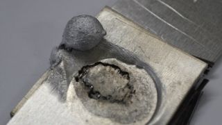 Der Einsatz von carbonfaserversärkten Strukturen kombiniert mit den noch unverzichtbaren Metallbauteilen, verlangt nach Lösungen, wie diese Materialvarianten prozesssicher miteinander verbunden werden können - Forscher am Institut für Umformtechnik (IFU) der Universität Stuttgart widmen sich dieser Aufgabe. (Bild: IFU)