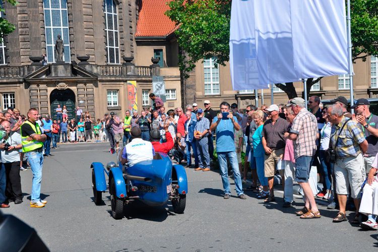 Auch der zweitälteste Wagen, eine seltene Voiturette aus dem Jahr 1924, ein Rally AZ mit 40 PS wurde bejubelt. (Schunk)
