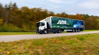 E-Truck von Juna: Das Joint Venture zwischen Scania und Sennder will den Übergang zu elektrifizierten Schwertransporten beschleunigen. (Bild: Sennder)