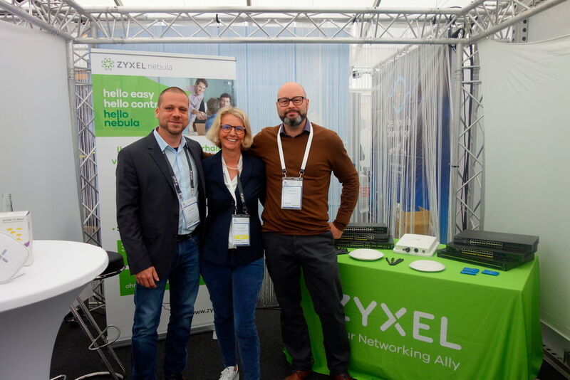 Zyxel ist immer wieder begeistert von der Perspectives: (v. l.) Guido Stempel, Stephanie Steen (IT-BUSINESS) und Markus Sauren. (Vogel IT-Medien GmbH)