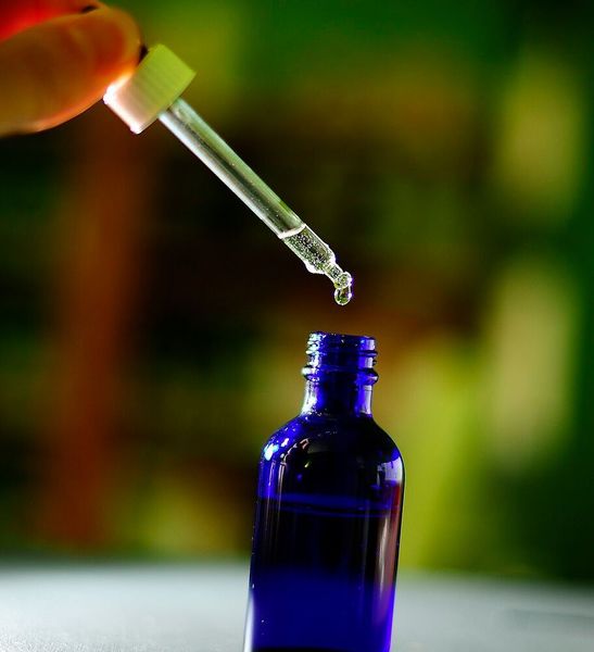 8. Fluor-Antimonsäure: Die Fluor-Antimonsäure ist eine der stärksten bekanntesten Säuren. Diese entsteht durch die Kombination von zwei unterschiedlichen Typen von starken Säuren. Für Fluor-Antimonsäure wird Lewis-Säure Antimon(V)-ﬂuorid und Brönsted-Säure Fluorwasserstoﬀ in unterschiedlichen Anteilen kombiniert. Die daraus resultierende Säuremischung ist so stark, dass sie nicht mehr direkt gemessen werden kann. Zusätzlich bildet dabei Antimon(V)-fluorid mit dem Fluorid des Fluorwasserstoﬀs das Hexaﬂuoroantimonat(V) und setzt dabei ein Proton (H+) frei. Dieses Hexaﬂuoroantimonat(V) interagiert mit kaum einem anderen Stoﬀ. Die Folge: Es entsteht eine besonders starke Säure – eine Supersäure. Als Supersäure werden in der Chemie Säuren bezeichnet, die stärker als konzentrierte Schwefelsäure sind, also einen pKs-Wert kleiner als -3,0 aufweisen. Diese reagieren sogar auf Kohlenwasserstoﬀen, die durch Säuren sonst nicht angegriﬀen werden. (gemeinfrei/xaviervandeputte0/Pixabay )