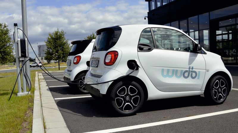 Teil des Geschäftsmodells von Beresa ist mittlerweile auch das Carsharing-Konzept Wuddi, für das der Händler rein auf Elektrofahrzeuge setzt. Beresa nutzt die Daten, die das Unternehmen über das Carsharing generiert auch dafür, sein Geschäft zu steuern – etwa den Fahrzeugvertrieb. (Bild: Achter/»kfz-betrieb«)